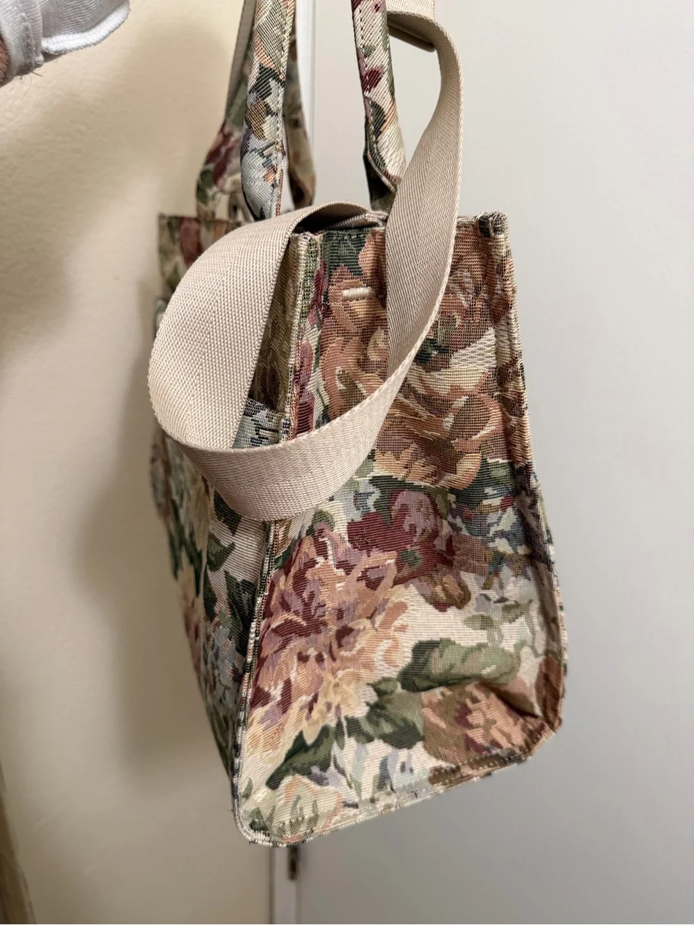 Beis floral tote - Picture 6 of 10